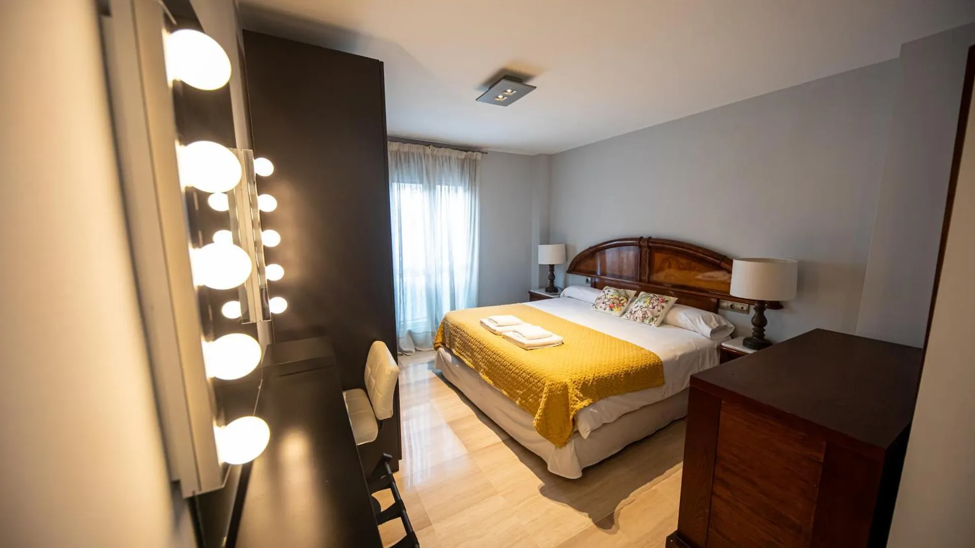 Atico Moderno Y Centrico Con Balcon Curvo En Jaen Apartment 0*,
