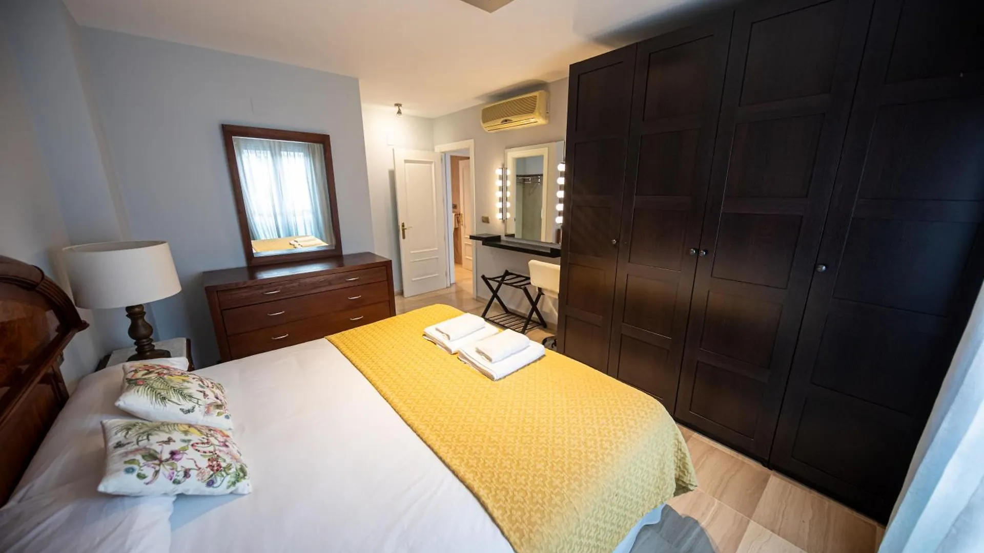 Atico Moderno Y Centrico Con Balcon Curvo En Jaen Apartment 0*,