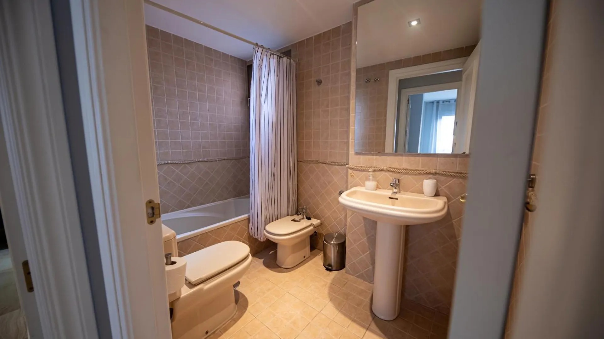 Atico Moderno Y Centrico Con Balcon Curvo En Jaen Apartment 0*,
