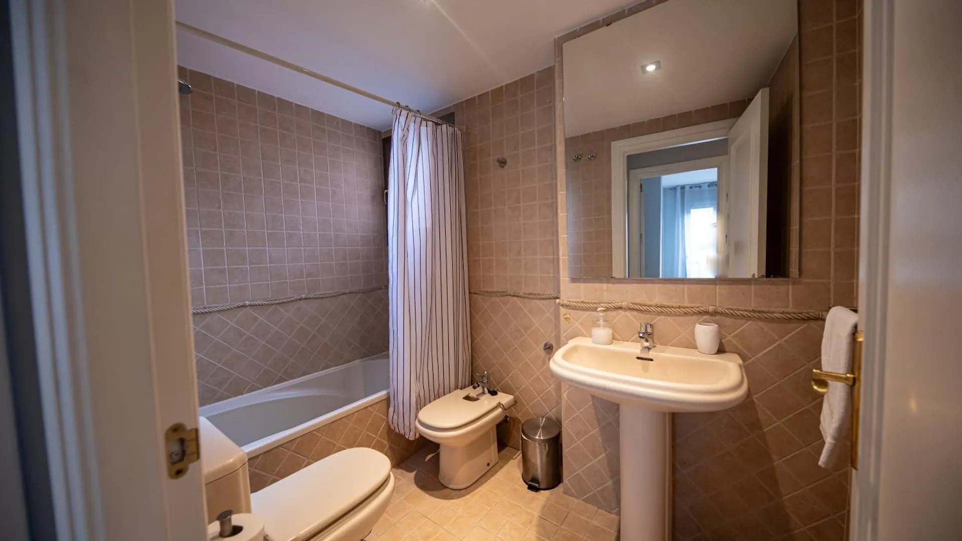 Atico Moderno Y Centrico Con Balcon Curvo En Jaen Apartment