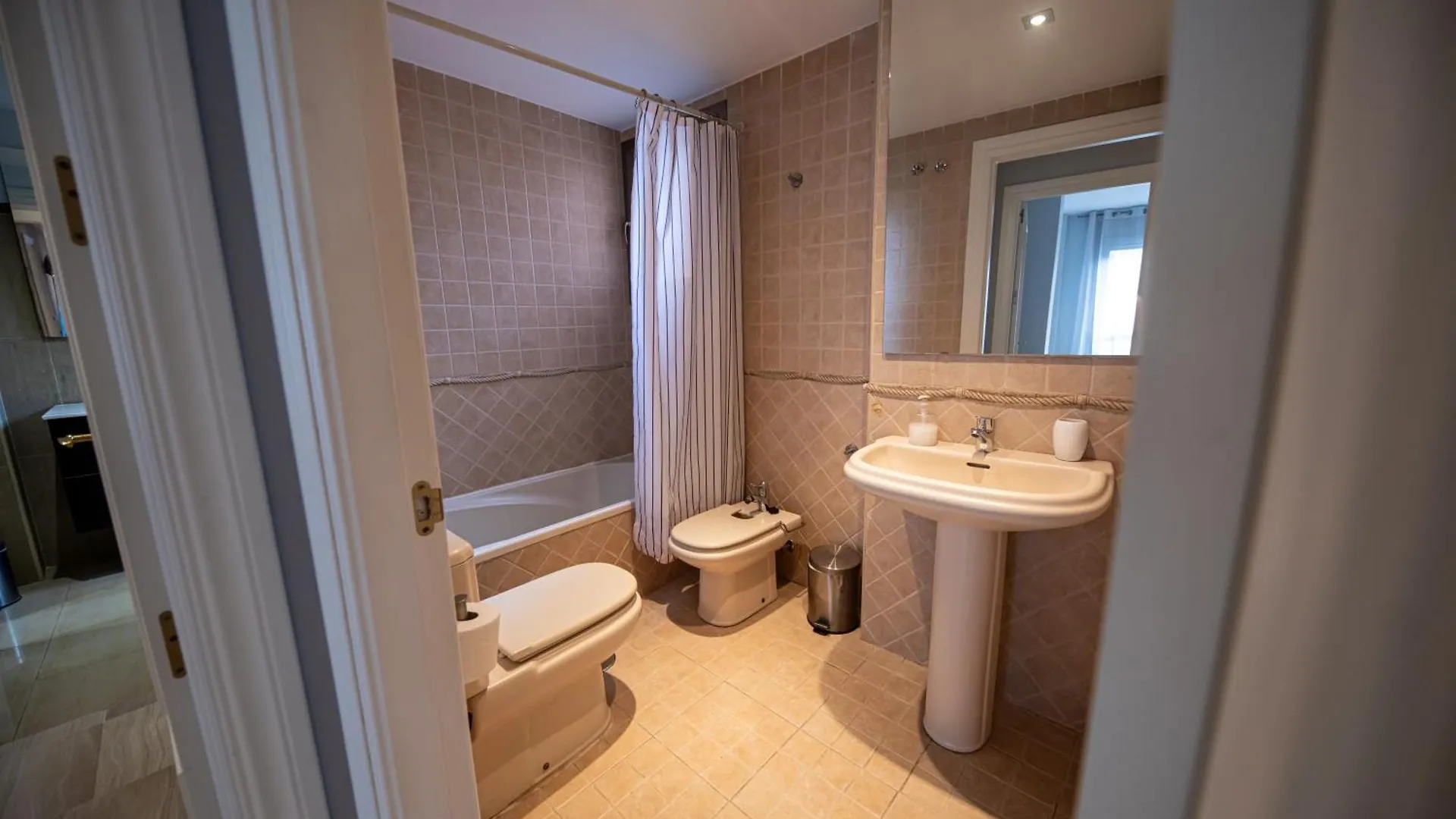 Atico Moderno Y Centrico Con Balcon Curvo En Jaen Apartment